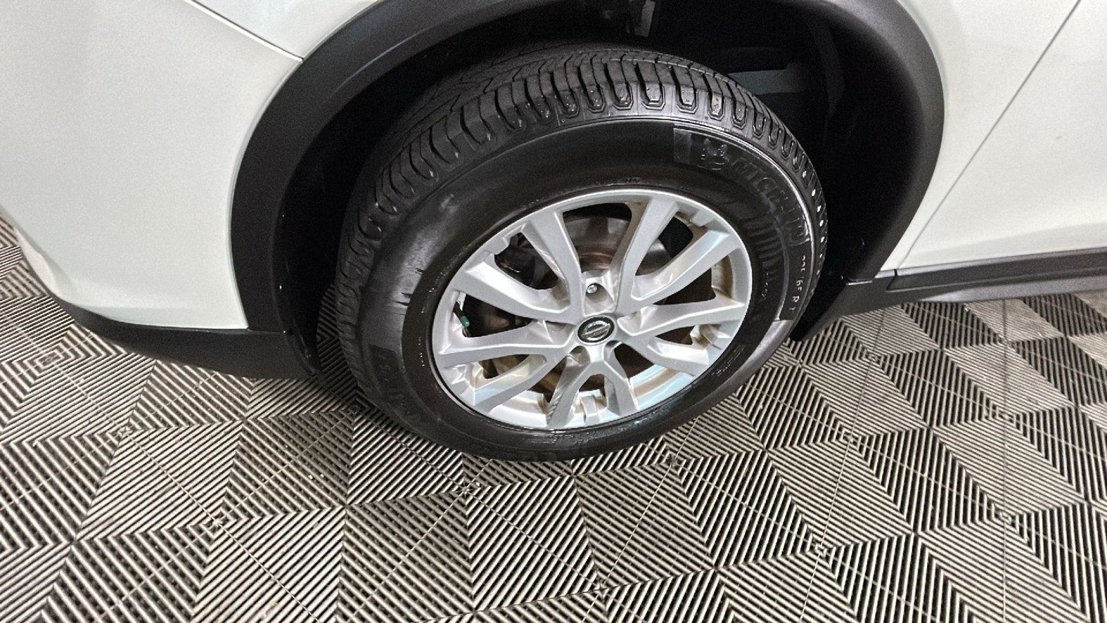 Used 2017 Nissan Rogue SV AWD/4WD image 11
