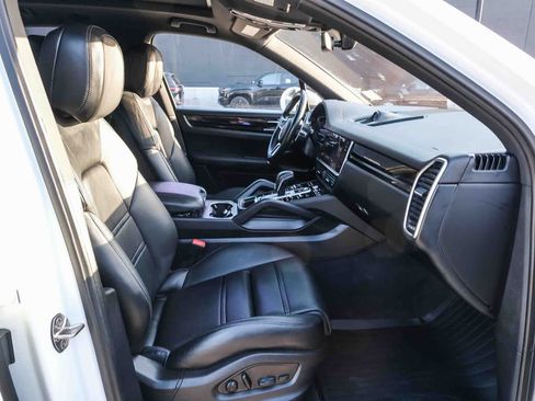 Used 2022 Porsche Cayenne AWD/4WD image 16