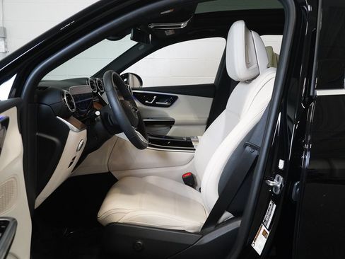 Used 2024 Mercedes-Benz GLC 300 4MATIC image 11