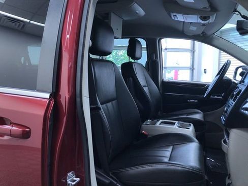 Used 2015 Chrysler Town & Country Touring FWD image 23