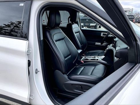 Used 2022 Ford Explorer XLT w/ Equipment Group 202A image 8
