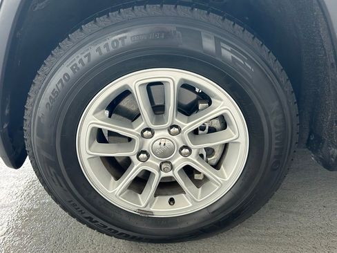 Used 2019 Jeep Grand Cherokee Laredo image 17