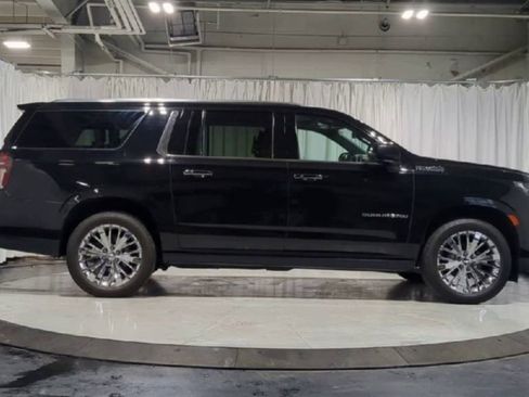 Used 2021 Chevrolet Suburban High Country w/ Premium Package image 11