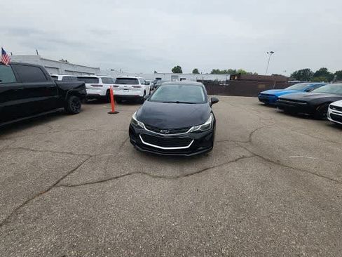 Used 2017 Chevrolet Cruze LT w/ Convenience Package FWD image 5