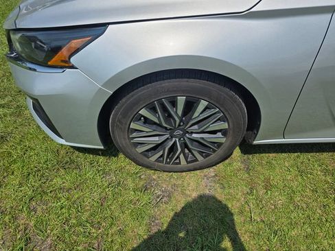 Used 2024 Nissan Altima 2.5 SV FWD image 2