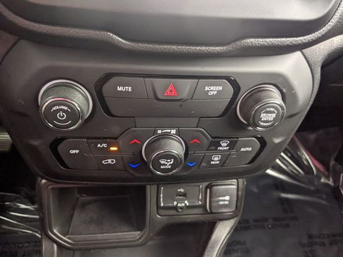 Used 2018 Jeep Renegade Latitude image 29