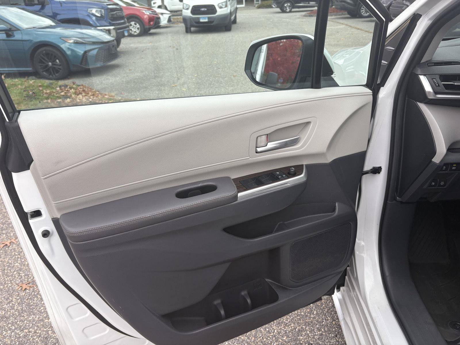 Used 2024 Toyota Sienna XLE w/ XLE Plus Package AWD/4WD image 9