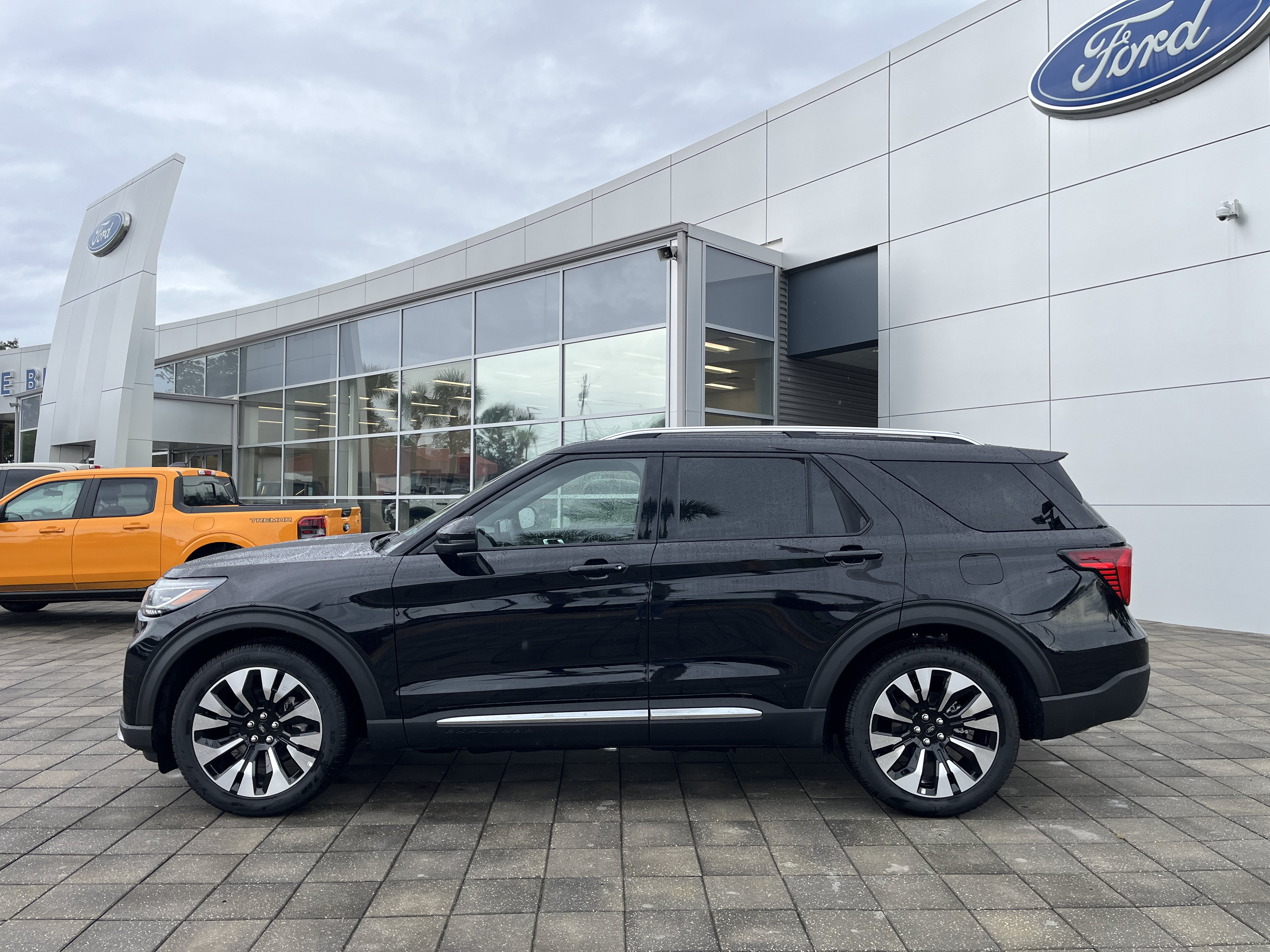 New 2027 Ford Explorer Platinum RWD image 3