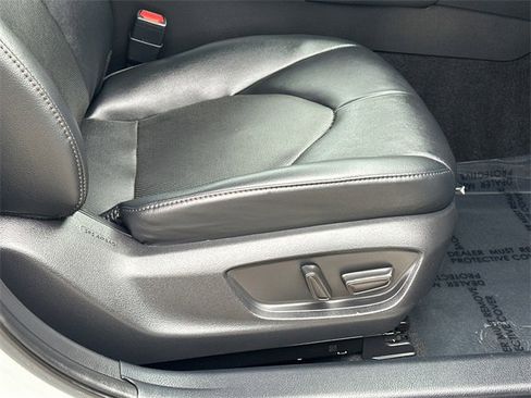 Used 2020 Toyota Camry XLE image 11