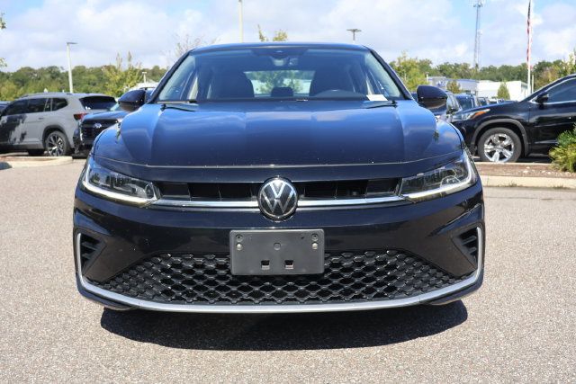 Used 2025 Volkswagen Jetta SE FWD image 3