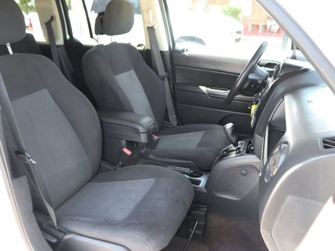 Used 2016 Jeep Patriot Latitude w/ Sun/Sound Group FWD image 33
