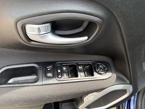 Used 2019 Jeep Renegade Latitude FWD image 12