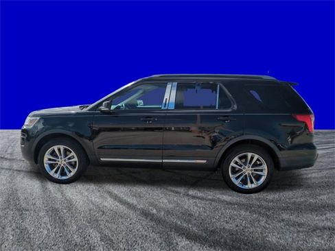 Used 2018 Ford Explorer XLT w/ Equipment Group 202A image 7