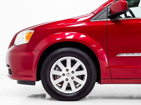 Used 2014 Chrysler Town & Country Touring FWD image 25