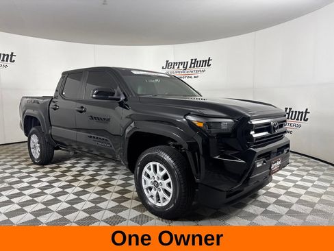 Used 2024 Toyota Tacoma SR5 AWD/4WD image 4