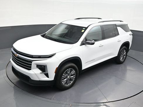 Used 2025 Chevrolet Traverse LT FWD image 17
