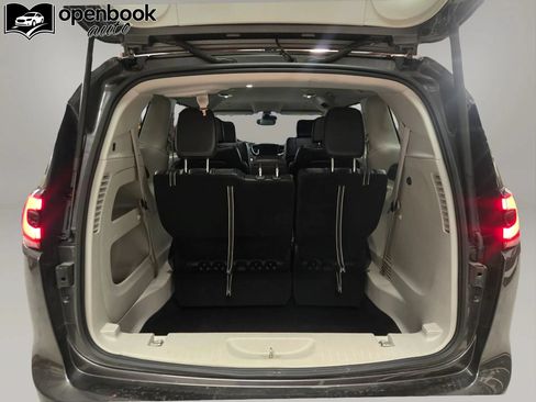 Used 2023 Chrysler Pacifica Touring-L FWD image 20