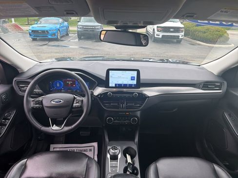 Used 2022 Ford Escape Titanium image 2