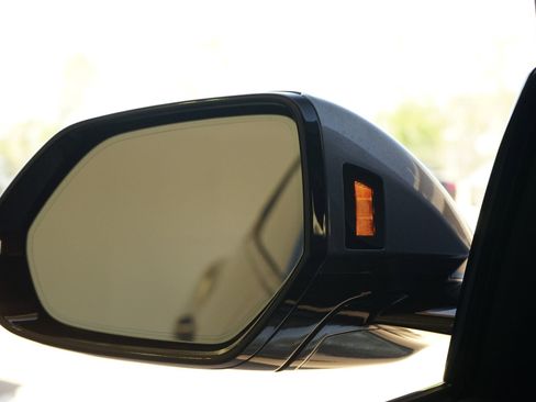 Used 2025 Lamborghini Urus SE image 27