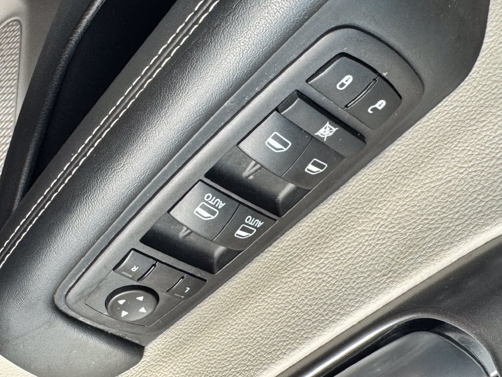 Used 2024 Chrysler Pacifica Touring-L FWD image 29