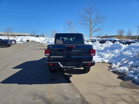 Used 2025 Jeep Gladiator Sport image 5