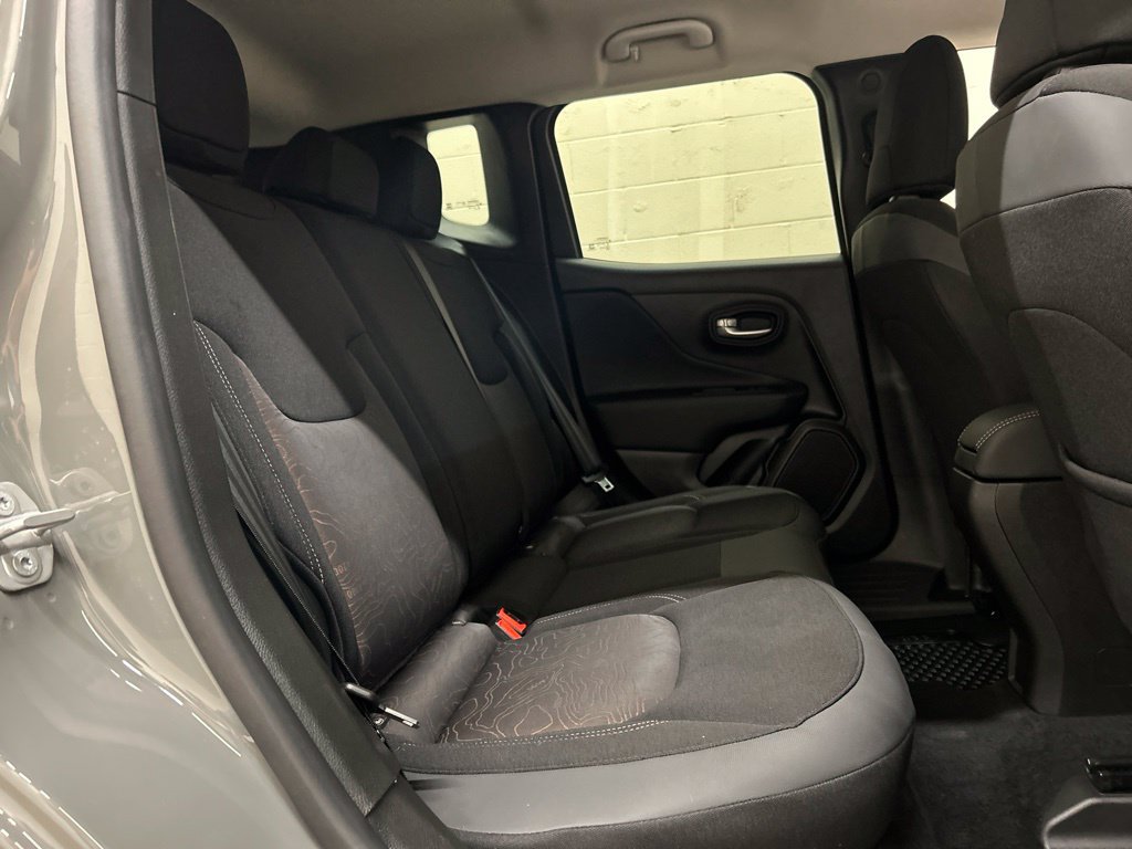Used 2023 Jeep Renegade Latitude AWD/4WD image 11