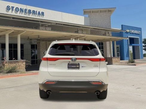 Used 2022 Toyota Venza XLE AWD/4WD image 6