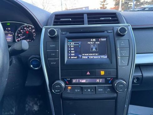 Used 2016 Toyota Camry SE image 19