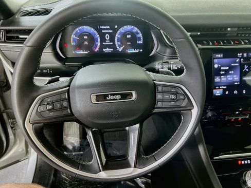 Used 2023 Jeep Grand Cherokee Altitude AWD/4WD image 11