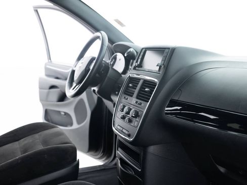Used 2017 Dodge Grand Caravan SE FWD image 27