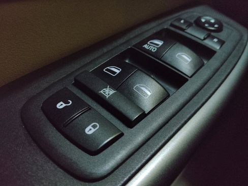 Used 2019 Jeep Cherokee Latitude w/ Popular Appearance Group AWD/4WD image 27