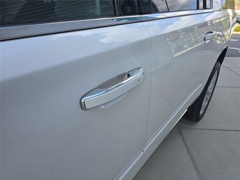 Used 2019 Chevrolet Suburban Premier w/ Premier Plus Edition image 13