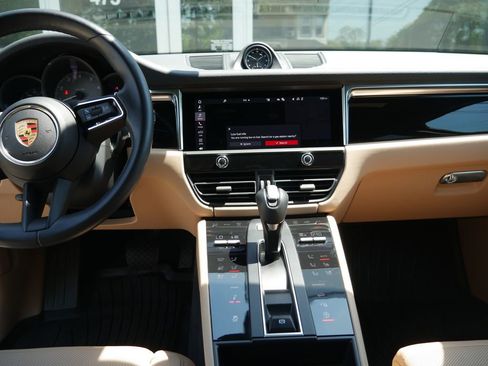 Certified 2023 Porsche Macan S AWD/4WD image 31