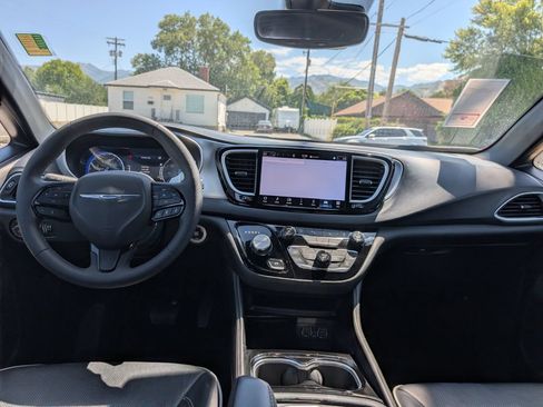 Used 2025 Chrysler Pacifica Limited FWD image 8