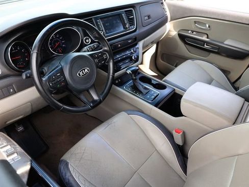 Used 2017 Kia Sedona LX w/ LX Essentials Premium Package image 4