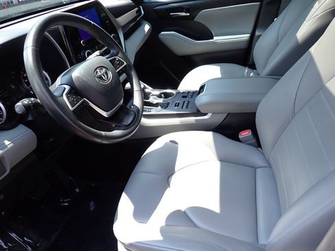 Used 2024 Toyota Highlander XLE AWD/4WD image 13