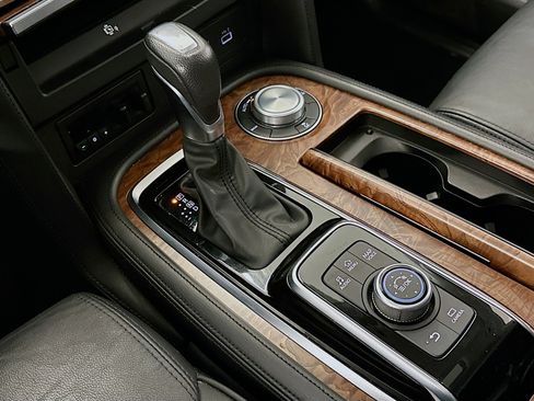 Used 2024 Nissan Armada SL image 25