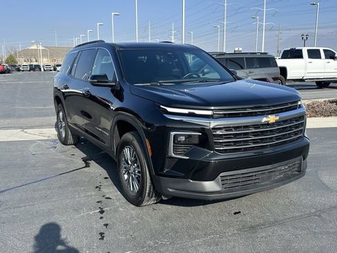 Used 2025 Chevrolet Traverse LT image 33
