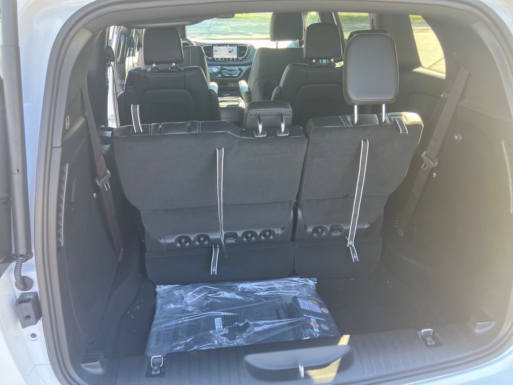 New 2027 Chrysler Pacifica Select FWD image 21