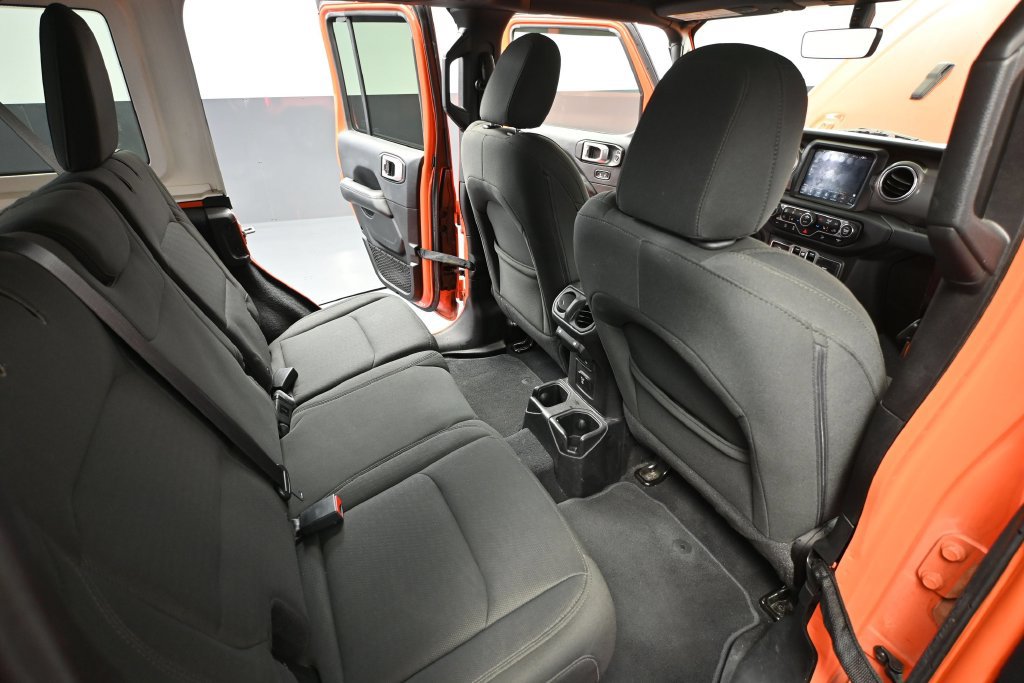 Used 2018 Jeep Wrangler Unlimited Sahara w/ Dual Top Group AWD/4WD image 33