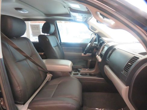 Used 2019 Toyota Sequoia SR5 AWD/4WD image 27