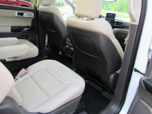 Used 2020 Ford Explorer Platinum w/ Premium Technology Package AWD/4WD image 36