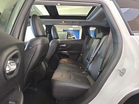 Used 2021 Jeep Cherokee Limited image 28