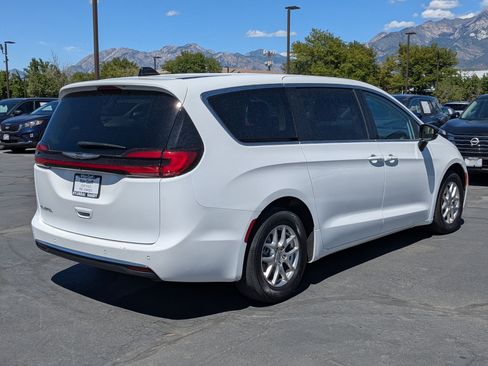Used 2024 Chrysler Pacifica Touring-L FWD image 3