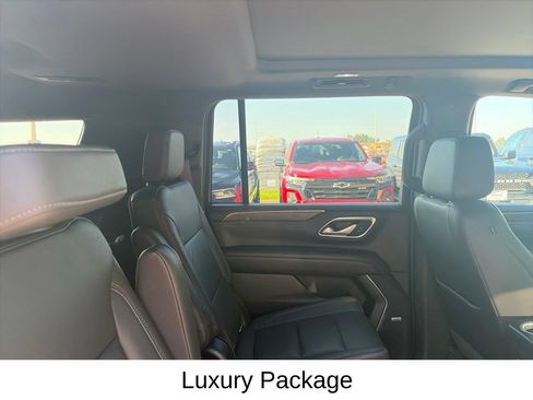 Used 2021 Chevrolet Suburban LT w/ LT Signature Plus Package AWD/4WD image 13