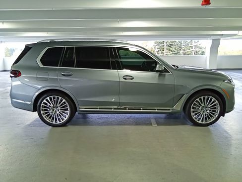 Used 2024 BMW X7 xDrive40i w/ Premium Package image 5
