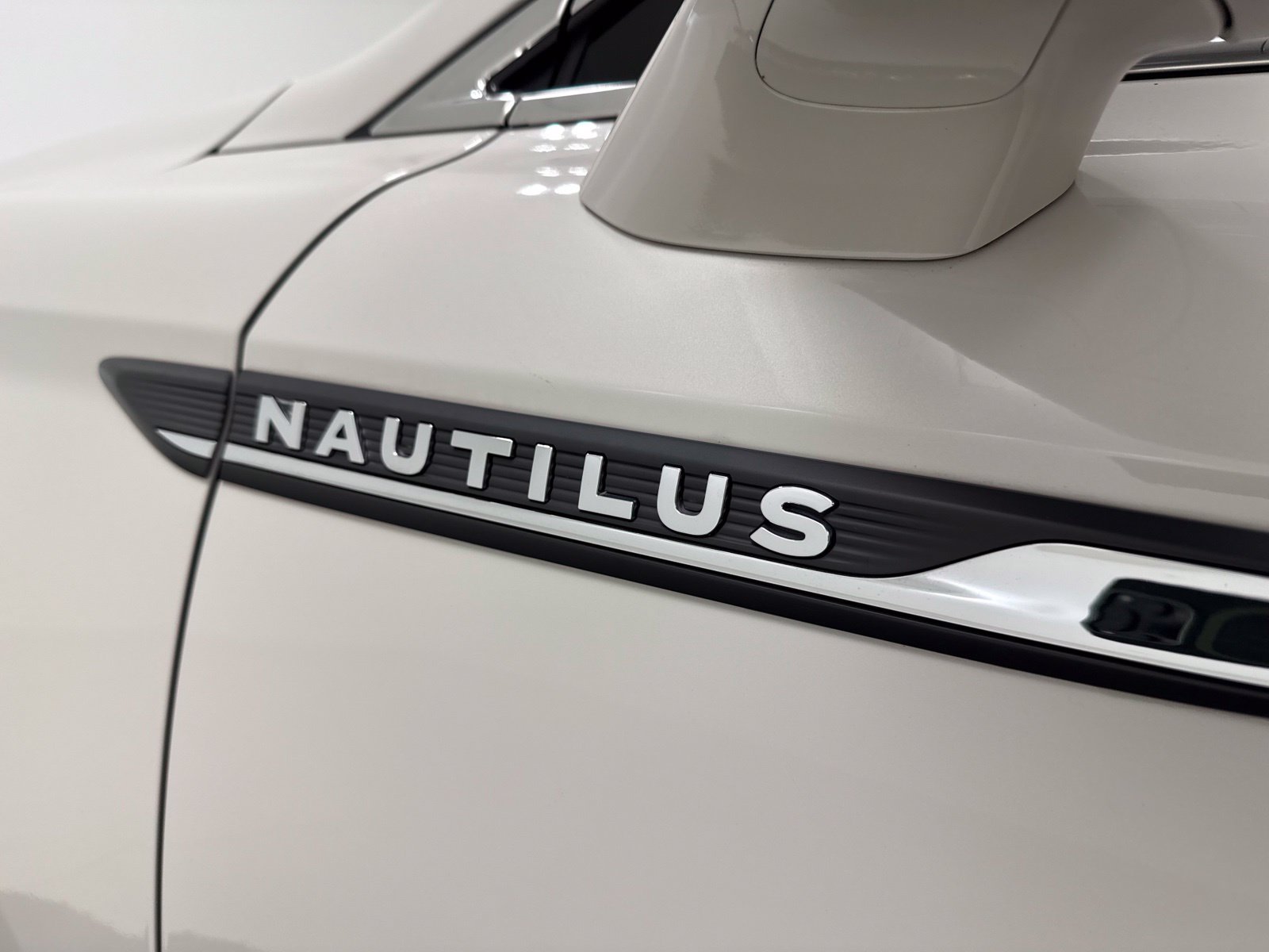 Used 2023 Lincoln Nautilus Reserve FWD image 11