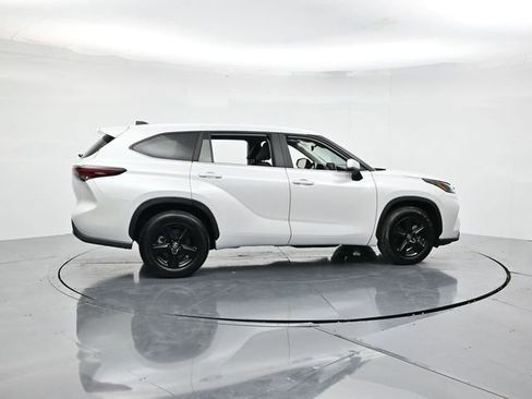 Used 2024 Toyota Highlander LE image 2