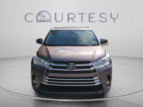 Used 2019 Toyota Highlander XLE FWD image 10
