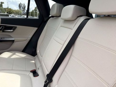 Used 2025 Mercedes-Benz GLC 300 image 13